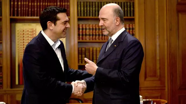 Les ministres de la zone euro sont parvenus à une position commune ce lundi à Bruxelles pour un nouveau plan d'aide à la Grèce. (Le Premier ministre grec Alexis Tsipras et le commissaire européen Pierre Moscovici le 15 avril 2017 à Athènes. )


