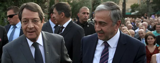 Le dialogue est rompu entre les deux leaders chypriotes, le Grec Nicos Anastasiades (à gauche) et le Turque Mustafa Akinci, photographiés ici en juillet 2015. © Reuters/Yiannis Kourtoglou/File Photo



