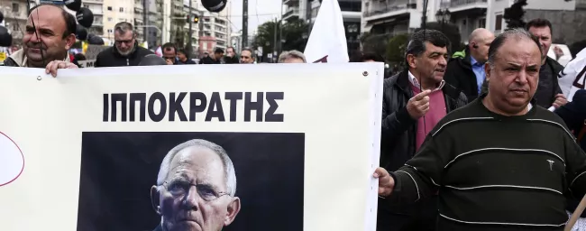 Une manifestation à Athènes mercredi 15 mars, qui condamne l'austérité du ministre des finances allemand Wolfgang Schaeuble. / AP © Yorgos Karahalis


