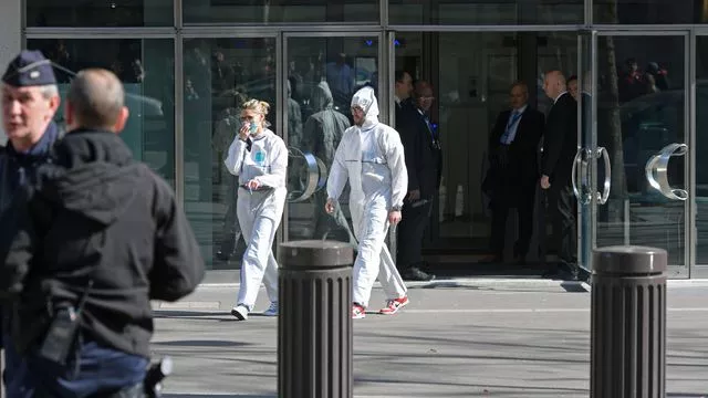 Les enquêteurs devant le siège parisien du FMI, le 16 mars 2017.



