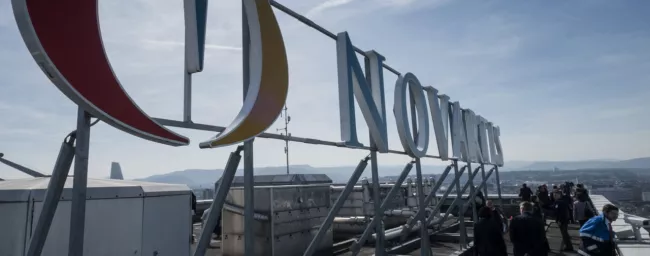 Logo du géant Novartis, à Bâle. © Keystone


