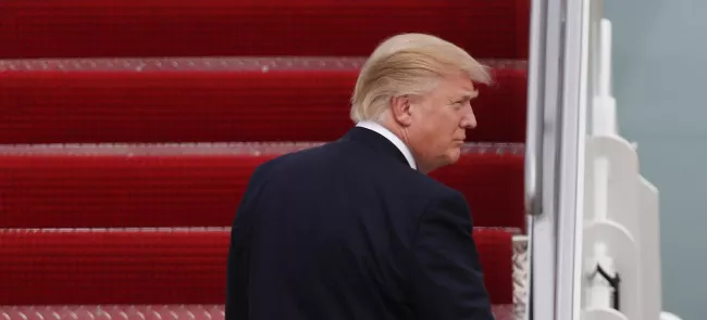 Donald Trump monte à bord d'Air Force One, sur la base aérienne d'Andrews près de Washington, le 13 avril. Crédits photo : Carolyn Kaster/AP


