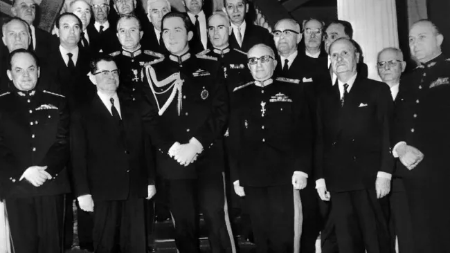 À la suite du putsch du 21 avril 1967, le nouveau gouvernement formé par les colonels entoure le roi Constantin II. Crédits photo : -/AFP


