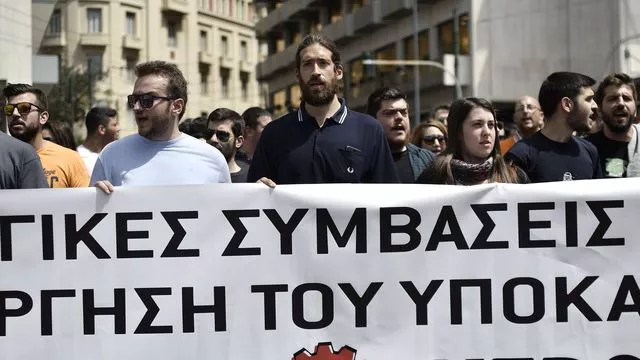 Plus de 10 000 personnes ont manifesté contre les coupes budgétaires lundi, et une grève générale est annoncée pour le 17 mai, alors que la Grèce a trouvé un accord avec ses créanciers.


