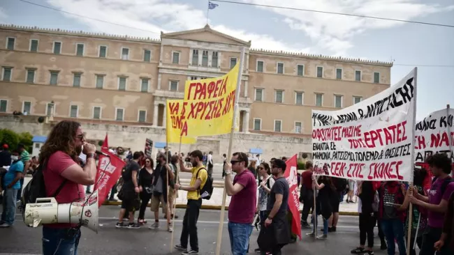 Lundi 1er mai, les syndicats ont marqué cette journée par des défilés et une grève nationale de 24 heures pour protester contre de nouvelles mesures de rigueur. Crédits photo : LOUISA GOULIAMAKI/AFP


