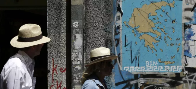 Les Grecs doivent rembourser près de 7 milliards d'euros en juillet. Crédits photo : Thanassis Stavrakis/AP


