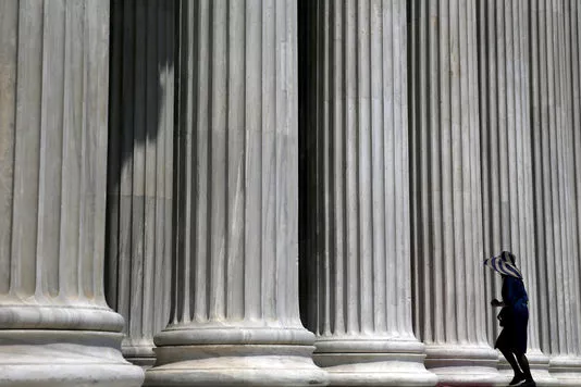 Les trois plans d'aide consécutifs accordés à la Grèce depuis 2010 par l'Union européenne et le Fonds monétaire international, en échange de réformes, n'ont toujours pas remis le pays sur les rails de la croissance.


