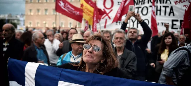 Grève générale à Athènes pour protester contre les mesures d'austérité, le 17 mai. Crédits photo : LOUISA GOULIAMAKI/AFP


