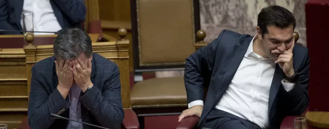 Le premier ministre grec Alexis Tsipras (à droite) et son ministre des Finances Euclid Taskalotos, au Parlement vendredi dernier lors d'un vote sur un nouveau programme d'austérité. © Petros Giannakouris/AP


