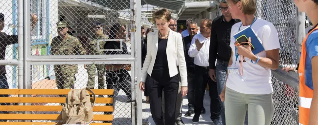 La conseillère fédérale Simonetta Sommaruga en visite dans le camp de réfugiés de Moria, sur l'île de Lesbos en Grèce, le lundi 22 mai 2017. © Peter Klaunzer/Keystone


