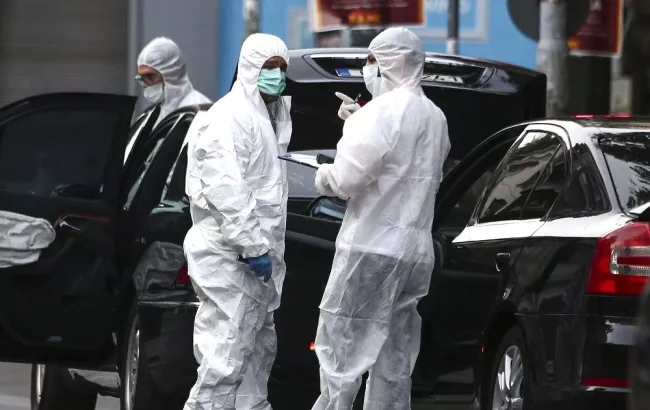 La police grecque à la recherche d'indices sur les lieux de l'explosion à Athènes. - Yorgos Karahalis/AP/SIPA


