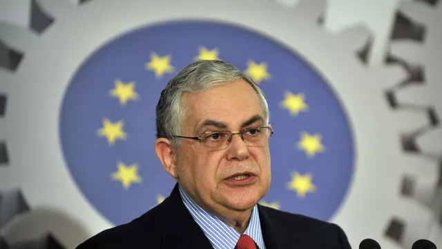 L'ex-Premier ministre grec Lucas Papademos, s'exprime lors d'une conférence à Athènes le 20 avril 2012.


