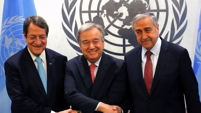 Antonio Guterres serre les mains du leader chypriote-grec (à gauche) et du leader chypriote-turc (à droite) avant une réunion. (Dimanche 4 juin 2017)Vidéo: AFP



