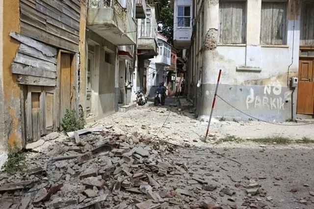 Une personne est morte et au moins 10 personnes ont été blessées sur l'île grecque de Lesbos. Image: Keystone


