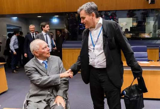 Euclid Tsakalotos, le ministre grec des finances (à droite) et son homologue allemand,  Wolfgang Schäuble, lors de l'Eurogroupe le 15 juin, à Luxembourg.


