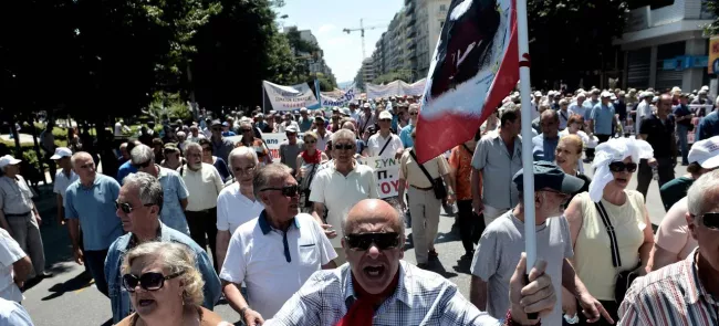 Des retraités grecs manifestent contre la baisse des pensions, mardi, à Thessalonique, dans le nord du pays. Crédits photo : SAKIS MITROLIDIS/AFP


