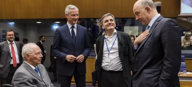 Wolfgang Schäuble, ministre allemand des Finances, Bruno  Le Maire, ministre  des Finances, Euclide Tsakalotos, ministre grec des Finances,  et Pierre Moscovici, commissaire européen  aux Affaires économiques (de gauche à droite), jeudi  à Luxembourg. Crédits photo : Geert Vanden Wijngaert/AP


