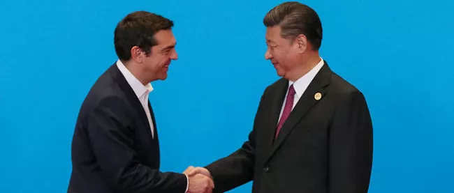 Tsipras accueilli par le président Xi Jinping lors du sommet de la route de la soie à Pékin, le 15 mai 2017.  © ROMAN PILIPEY / POOL / AFP


