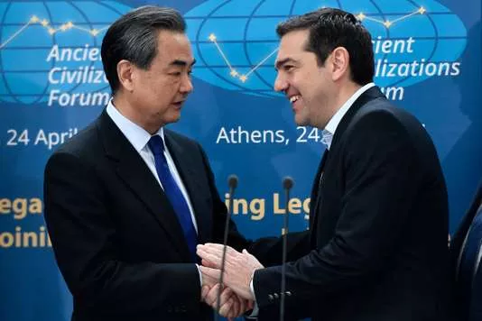 Le ministre des affaires étrangères chinois, Wang Yi, et le premier ministre grec, Alexis Tsipras, à Athènes, le 24 avril.


