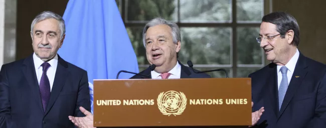 Antonio Guterres (centre) a invité le 4 juin dernier à New York les leaders chypriotes turc et grec Mustafa Akinci (gauche) et Nicos Anastasiades (droite) pour les inciter à reprendre les pourparlers de paix. © LAURENT GILLIERON / Keystone


