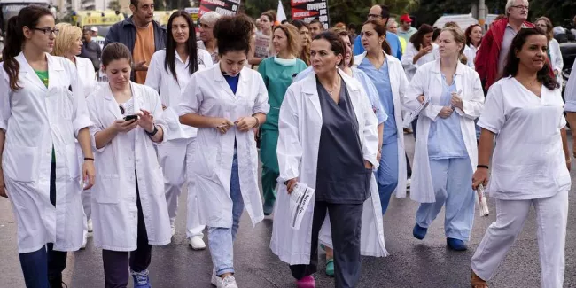 Elvira a perdu son père et livre un témoignage inquiétant sur le secteur hospitalier grec: .