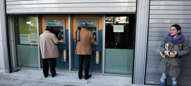 Depuis deux ans, la limitation des retraits en Grèce est passée de 60 euros par jour à 420 euros par semaine puis 840 euros tous les quinze jours. À partir du 1er septembre, il sera possible de retirer 1800 euros par mois. Crédits photo : LOUISA GOULIAMAKI/AFP


