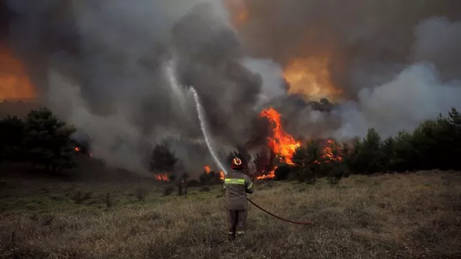 Un pompier lutte contre les flammes au nord d'Athènes, en Grèce, ce lundi 14 août. Crédits photo : ALKIS KONSTANTINIDIS/REUTERS


