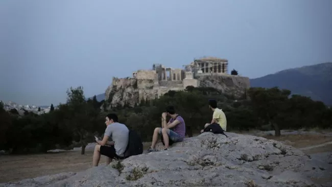 En Grèce, malgré une reprise de l'activité, les ménages vivent la crise au quotidien.
