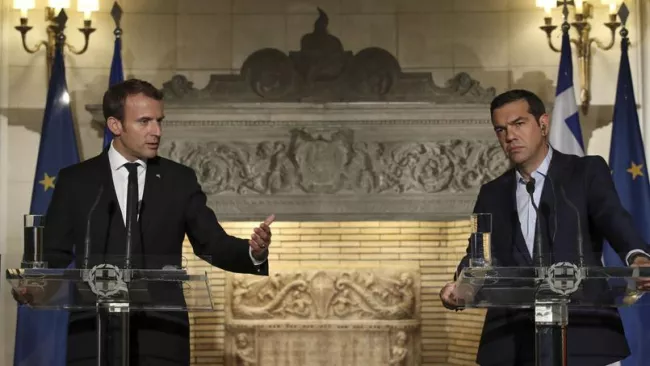 À Athènes, Emmanuel Macron dialogue à distance avec Angela Merkel.