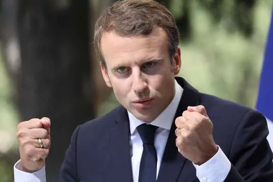 A Athènes, Macron assure qu’il ne « cédera rien » sur les réformes.