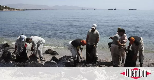 Nettoyage d'une plage de Salamine, le 12 septembre 2017.


