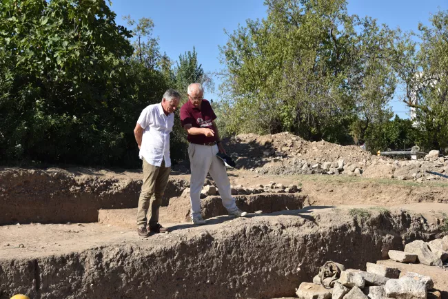 Le site d'Amarynthos a réservé une agréable surprise aux archéologues suisses Karl Reber (à gauche) et Denis Knoepfler. (Fabien Perrier)



