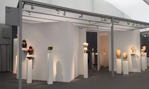 Les vases étaient présentés sur le stand d'un concessionnaire d'art originaire de Bâle lors d'exposition d'art Frieze Masters à Londres.


