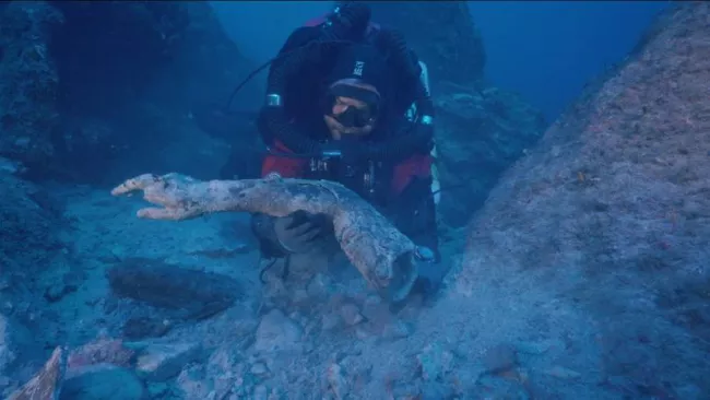 Le bras en bronze retrouvé à plus de 50 mètres de profondeur est un trésor inestimable pour les chercheurs. Capture Youtube/Anticyphère/Brett Seymour/EUA/ARGO


