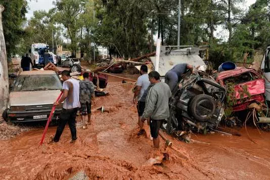 Des coulées de boue ont submergé la ville de Mandra, près d'Athènes, le 15 novembre.


