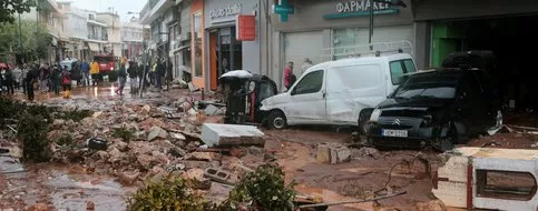 Les dégâts sont considérables dans le centre de Mandra, en Grèce./EPA/PANTELIS SAITAS © PANTELIS SAITAS


