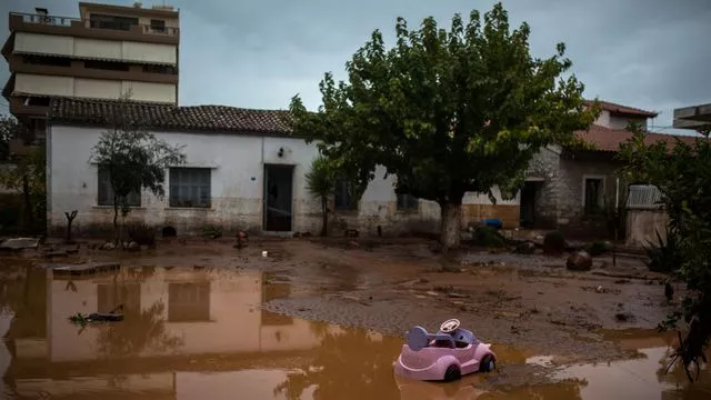 Une rue de Mandra en Grèce après des inondations meurtrières, le 15 novembre 2017


