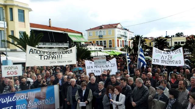 Des habitants de l'île grecque de Lesbos manifestent à Mytilene, le 20 novembre 2017, dans le cadre d'un appel à la grève générale pour réclamer le transfert de milliers de réfugiés parqués depuis des mois sur l'île.


