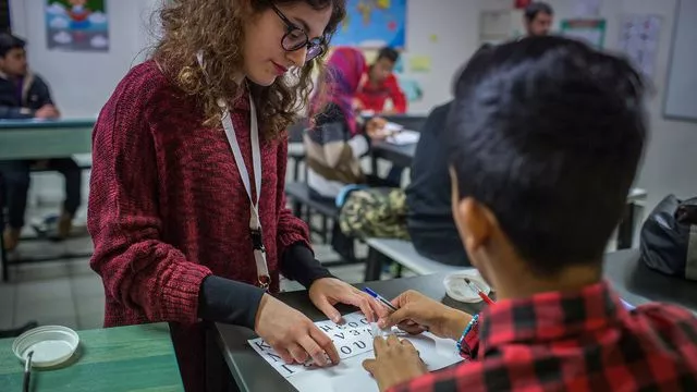 Initiation au grec pour de jeunes réfugiés à Athènes. Partenariat Unicef/Elix/ECHO.



