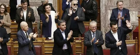 L'ovation à Alexis Tsipras après le vote du budget à Athènes, en Grèce, le mardi 19 décembre. /EPA /ALEXANDROS VLACHOS  © ALEXANDROS VLACHOS


