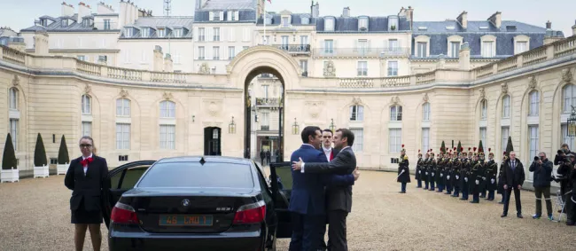 Accolade. Emmanuel Macron et Alexis Tsipras à l'Élysée, le 24 novembre. Le Premier ministre grec était à Paris pour recevoir notamment le prix du Courage politique, décerné par la revue « Politique internationale» © Anadolu Agency/AFP


