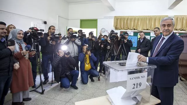Le dirigeant chypriote-turc Mustafa Akinci vote pour les élections législatives, le 7 janvier 2018


