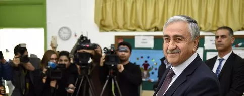 Le leader chypriote turc Mustafa Akinci glisse son bulletin dans l'urne, dimanche 7 janvier 2018.


