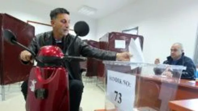 Un électeur chypriote-turc le 7 janvier 2018 dans la partie nord de Nicosie


