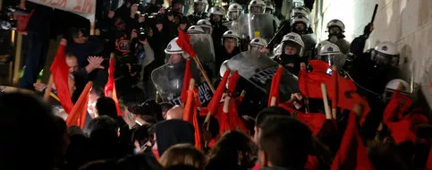 Les manifestants face aux forces de l'ordre, lundi soir à Athènes, près du parlement national. © Costas Baltas/Reuters


