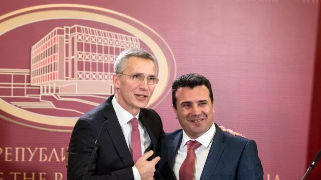 le secrétaire général de l'Otan, Jens Stoltenberg (g) et le Premier ministre macédonien Zoran Zaev, le 18 janvier 2018 à Skopje


