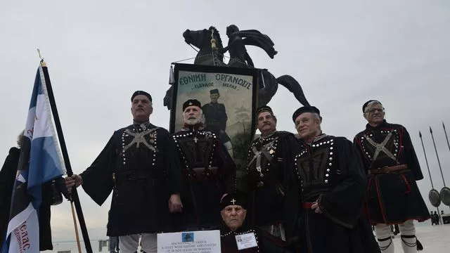 Des hommes en habits tradionnels devant la statue d'Alexandre Le Grand, opposés au maintien du mot "Macédoine" dans le futur nom du pays, se rassemblent à Thessalonique, le 21 janvier 2018


