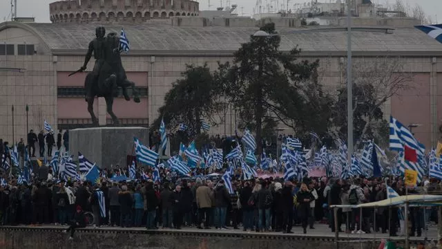 90 000 personnes ont manifesté à Thessalonique (Macédoine centrale), le 21 janvier 2018, à l'appel d'organisations nationalistes contre un compromis avec Skopje sur le nom de la Macédoine.


