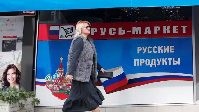 Une femme passe devant une épicerie russe dans la ville chypriote de Limassol, le 10 janvier 2018.


