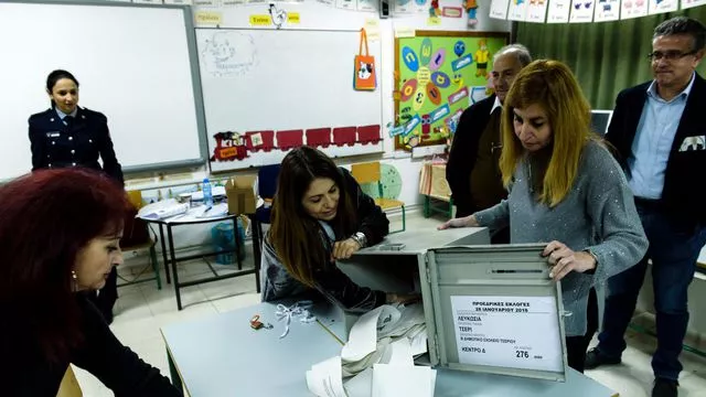 Des responasables s'apprêtent à dépouiller une urne lors du premier tour de l'élection présidentielle chypriote à Tseri, au sud de la capitale Nicosie, le 28 janvier 2018


